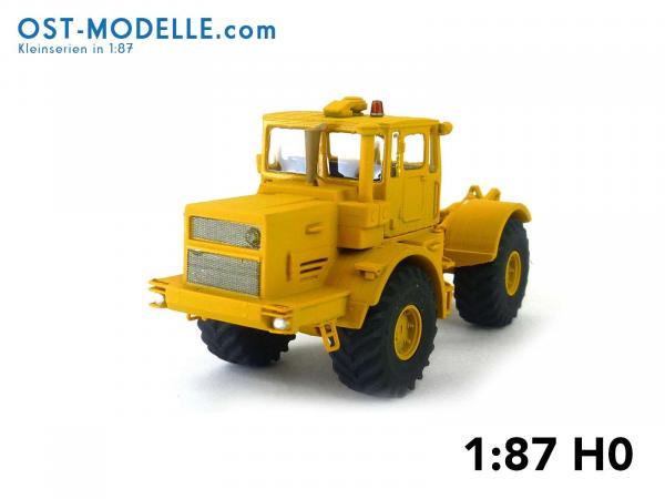 Traktor Kirovets K700A gelb mit Motorverkleidung